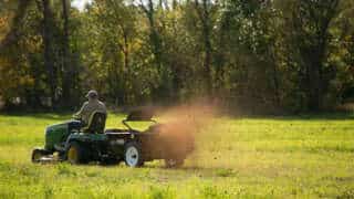 Lawnmower 25 mini spreader spreading manure