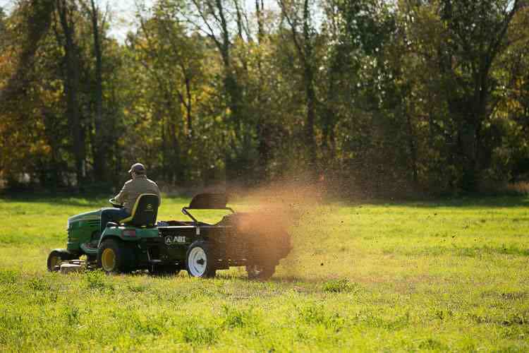 Lawnmower 25 mini spreader spreading manure